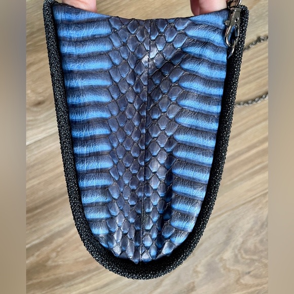 PAIGE GAMBLE BLACK STINGRAY & Accentuated With BLUE PYTHON CLASSIC CLUTCH - Picture 5 of 10